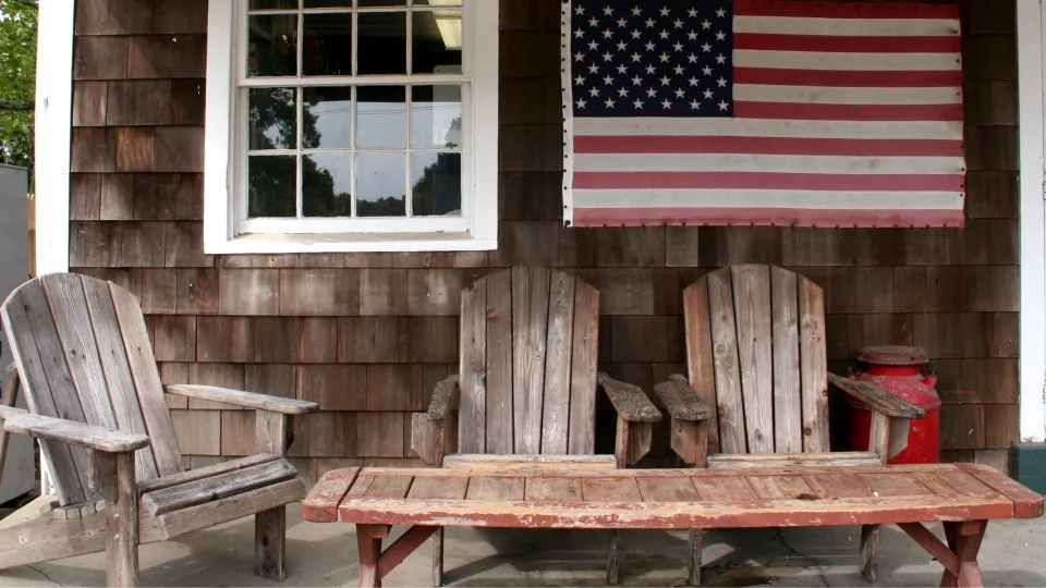un portico rustico americano con bandiera. a rustic american porch with flag.