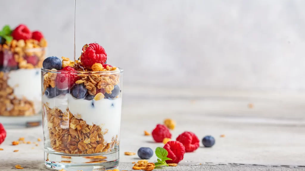yogurt with berries and granola. lo yogurt con frutti di bosco e granola.