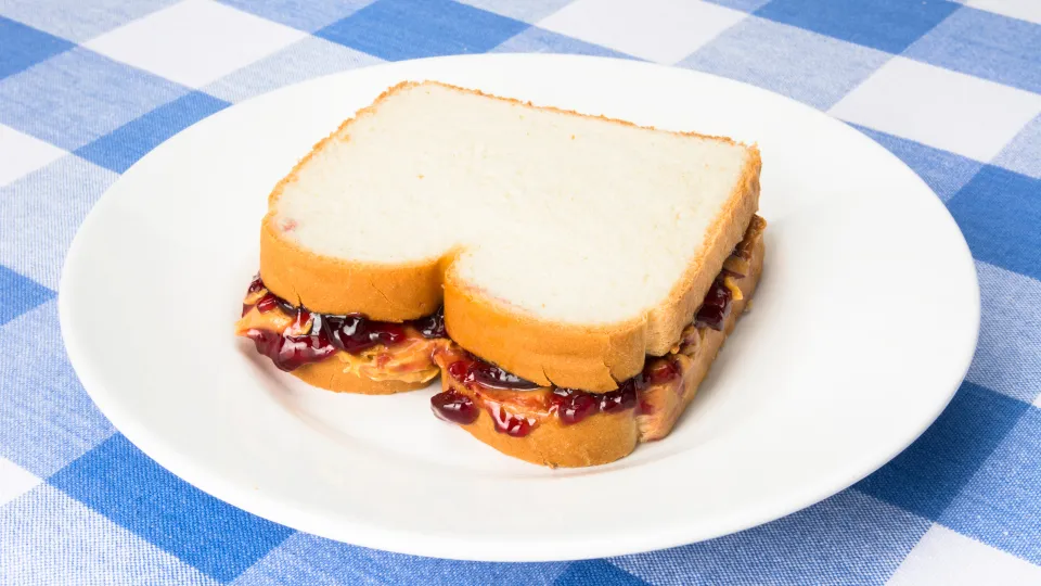 Peanut butter and jelly sandwich. Un panino al burro d'arachide e marmelata.